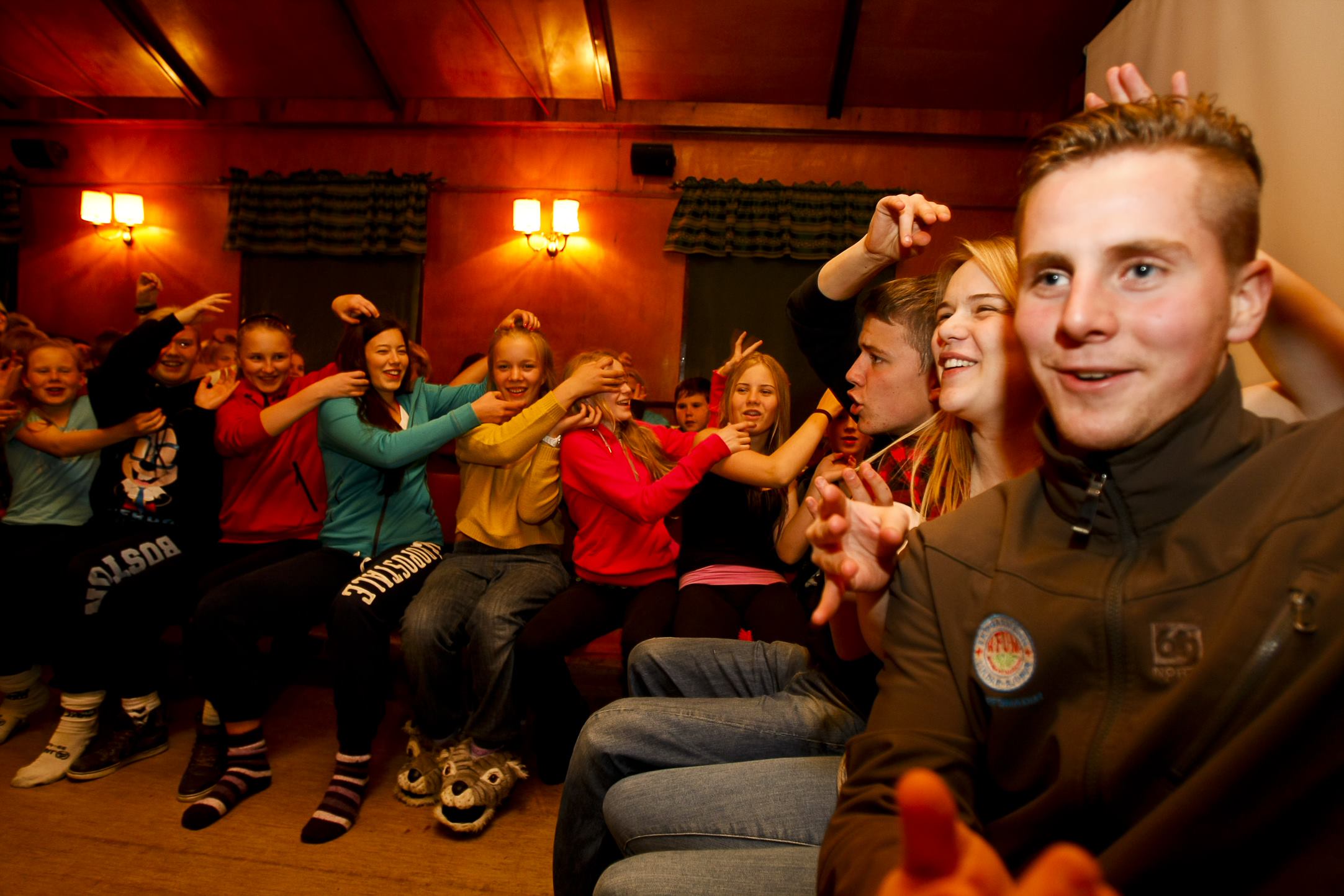 Starfsfólk og sjálfboðaliðar í sumarbúðum á námskeiði